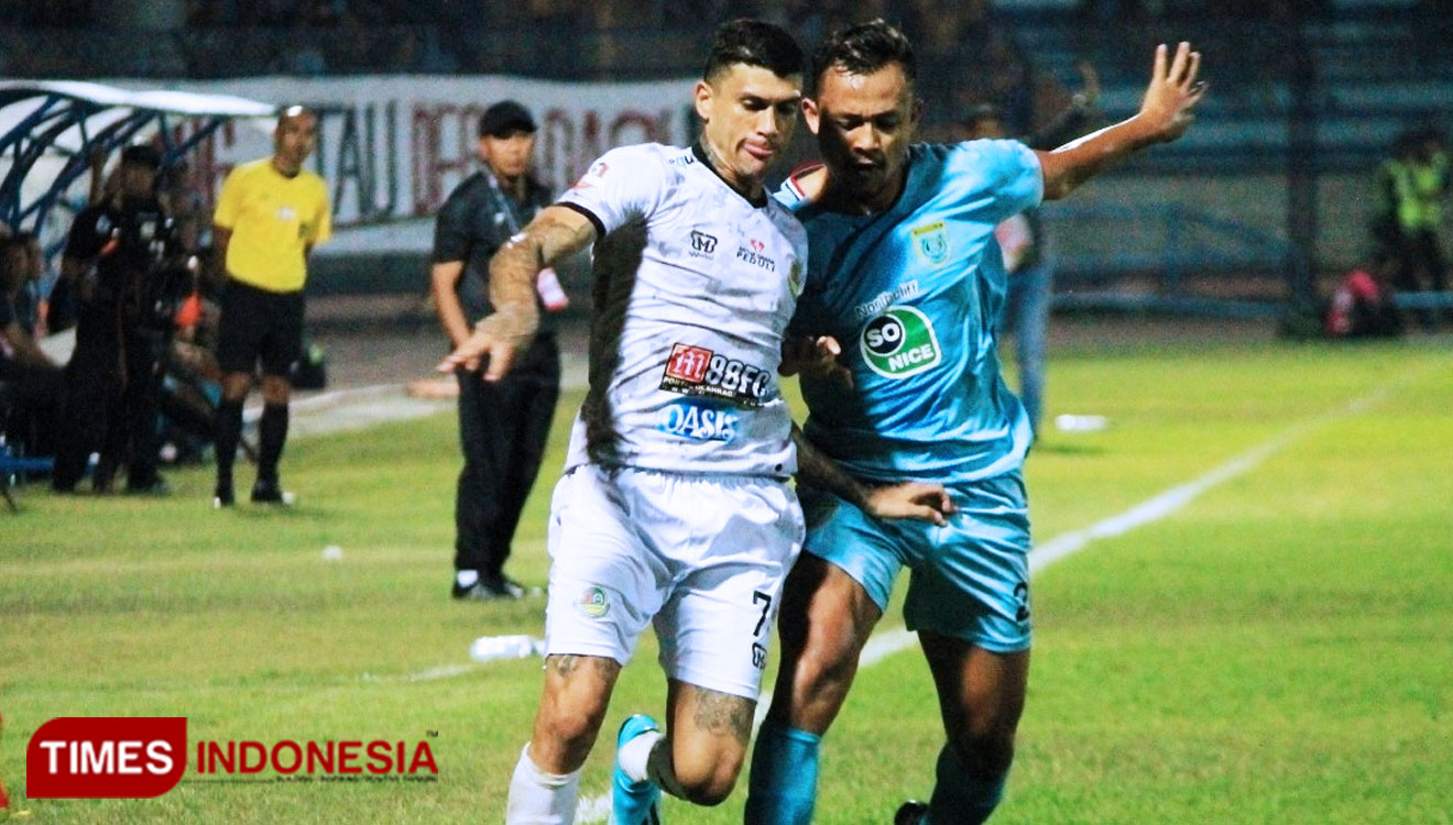 Pemain Tira Persikabo, Ciro Alves (putih) berusaha melewati pemain belakang Persela, Arif Satria, Minggu (25/8/2019). (FOTO: MFA Rohmatillah/TIMES Indonesia)
