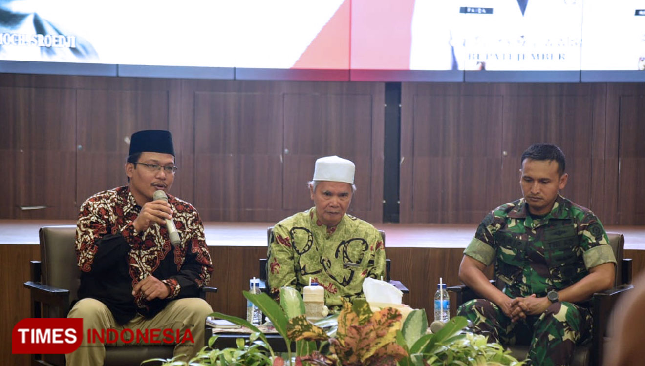 Pembicara dalam seminar pengusulan dua tokoh Jember menjadi pahlawan nasional, yakni KH Achmad Siddiq dan Letkol Moch. Sroedji Minggu (25/8/2019). (foto: Humas Pemkab Jember for TIMES Indonesia)