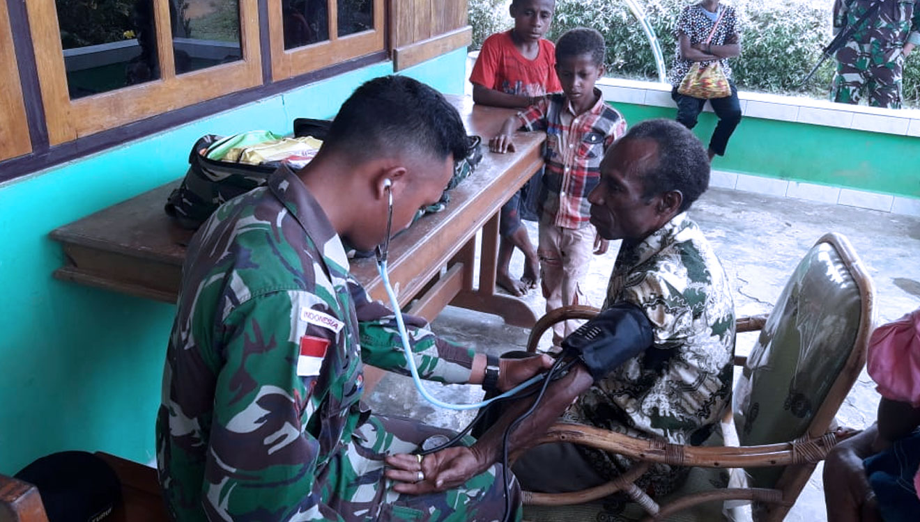 Pasukan yang tergabung dalam Satgas Pamtas Yonif Raider 509 Kostrad saat melayani kesehatan warga Kampung Yuruf 1, Kabupaten Keerom, Papua (FOTO : Istimewa)