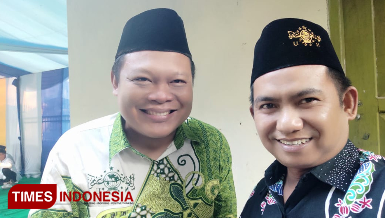 Koordinator Jaringan GusDurian Bondowoso Daris Wibisono Setiawan (kiri) bersama H Syamsul Tahar (FOTO: Moh Bahri/TIMES Indonesia)