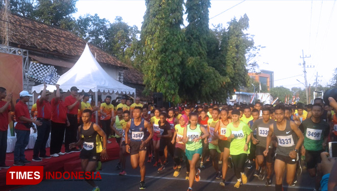 Wali Kota Madiun H. Maidi memberangkatkan peserta Charismatik 10 K Run. (FOTO: Ito Wahyu Utomo/ IMES Indonesia)