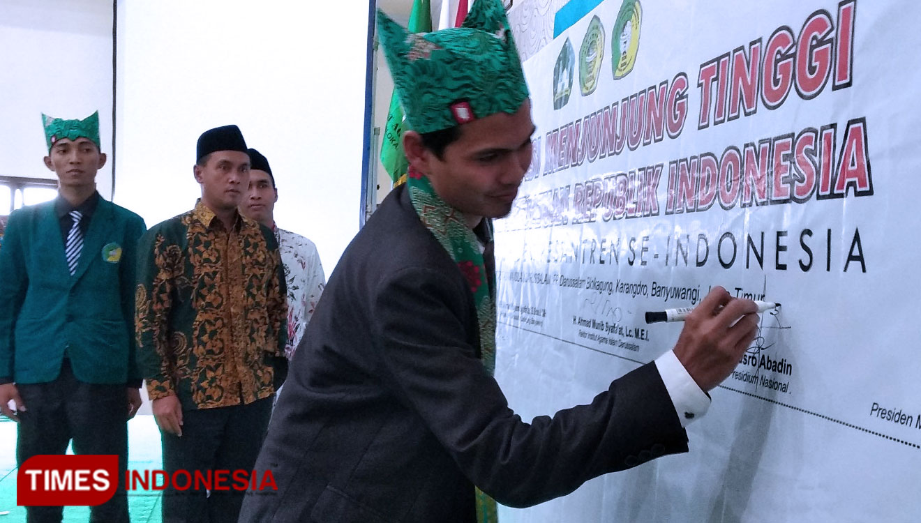 Deklarasi cinta Tanah Air peserta Silatnas BEM Pesantren 2019 di kampus IAIDA Blokagung Banyuwangi. (Foto: Agung Sedana/ TIMES Indonesia)