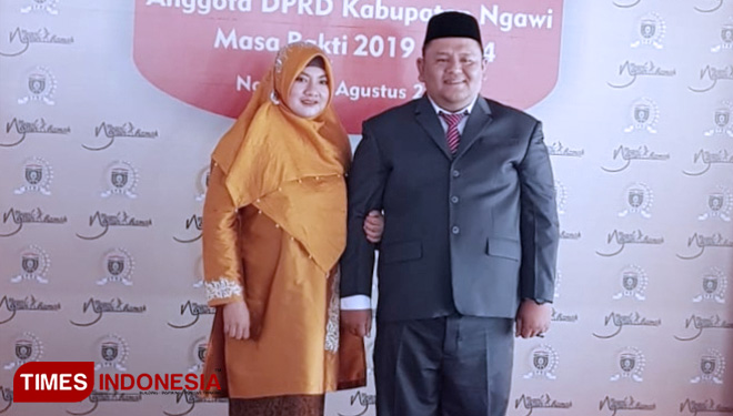 Imam Nasrulloh bersama istri saat pelantikan anggota DPRD Ngawi di Pendapa Wedya Graha Ngawi. (FOTO: Ardian Febri Tri H/TIMES Indonesia)