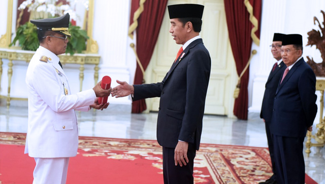 Rusli Baco Dg Pallabi menerima petikan Keppres pengangkatan dirinya sebagai Wagub Sulteng yang diserahkan Presiden Jokowi, di Istana Merdeka, Jakarta, Senin (26/8/2019) pagi. (FOTO: Setkab.go.id)