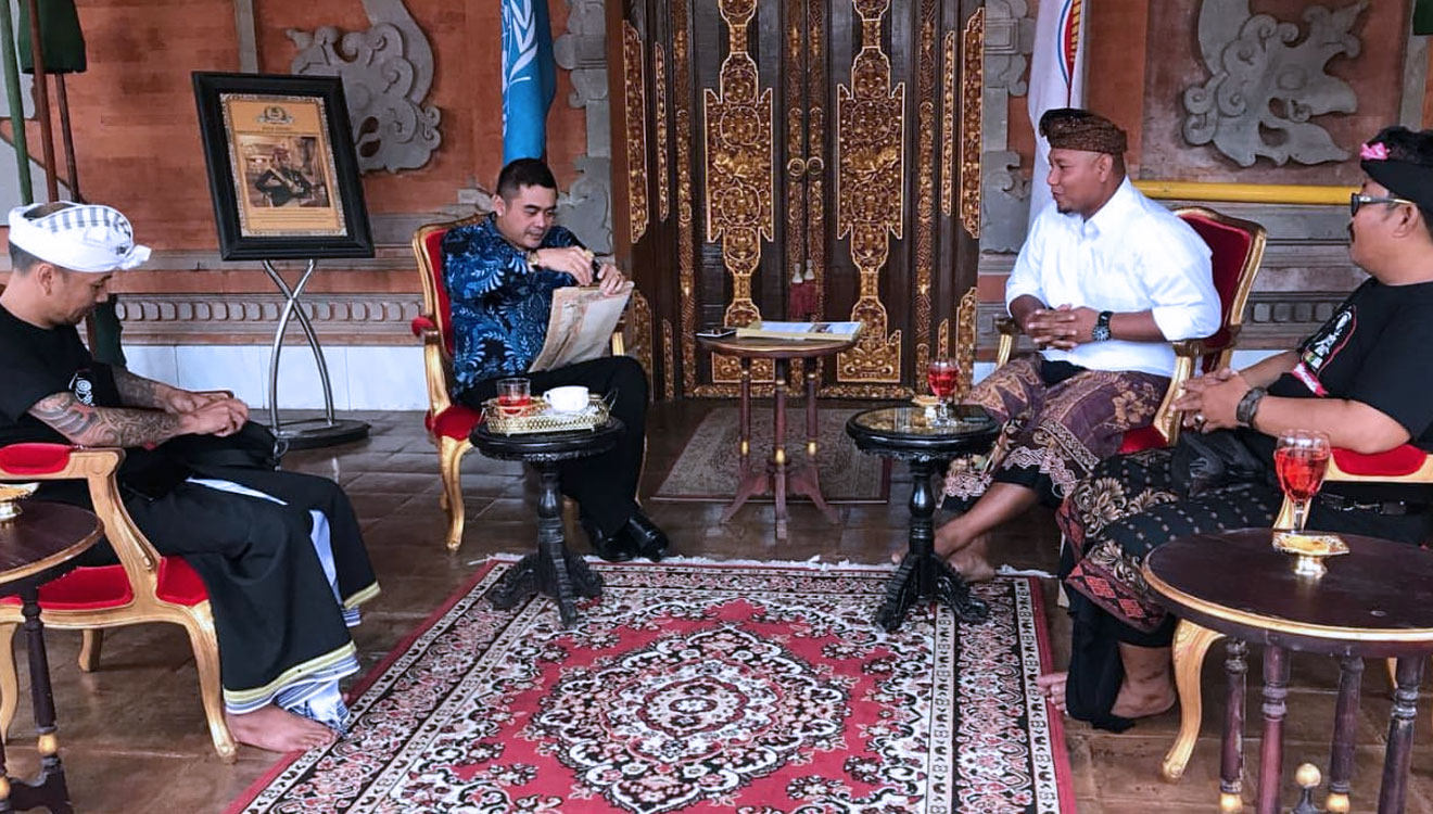 Panitia penyelenggara Bali Reggae Festival menemui senator RI Shri Gusti Arya Wedakarna III. (foto: BRSF 2019)