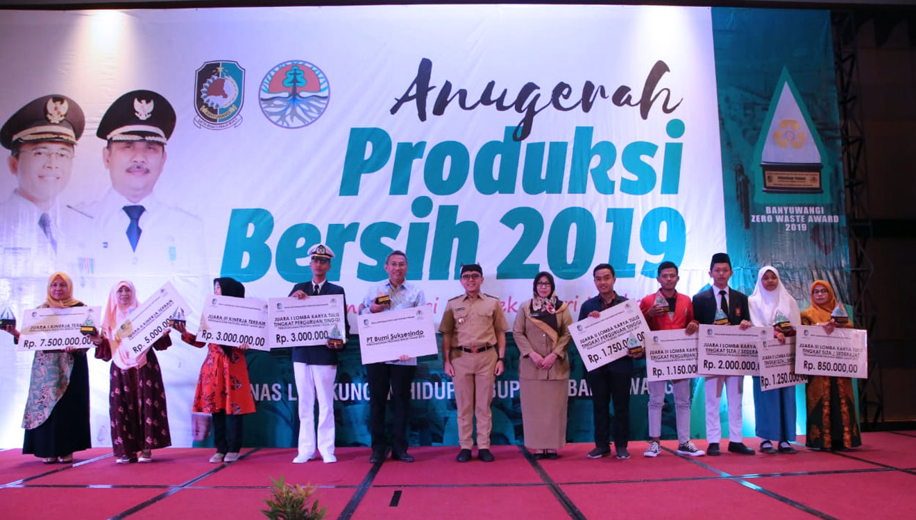 Pemkab Banyuwangi Memberikan Penghargaan Produksi Bersih 2019 Ke Sejumlah Pelaku Usaha (Foto : Istimewa)