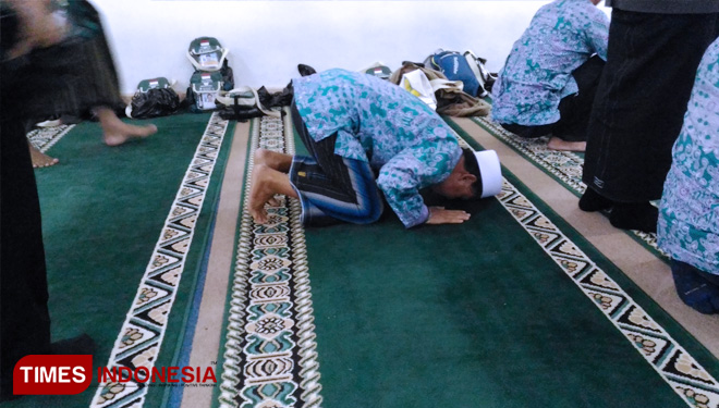 Wakil Wali Kota Batu, Ir Punjul Santoso SH MM menyambut para Jemaah Haji Kota Batu di Masjid Sultan Agung Kota Batu. (FOTO: Muhammad Dhani Rahman/TIMES Indonesia) 