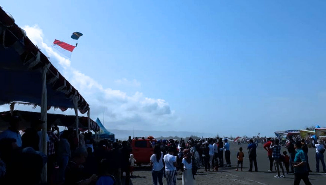 Suasana Jogja Air Show (JAS) 2019 di Pantai Depok, Bantul, Yogyakarta. (FOTO: Helmi Jamharis/TIMES Indonesia)