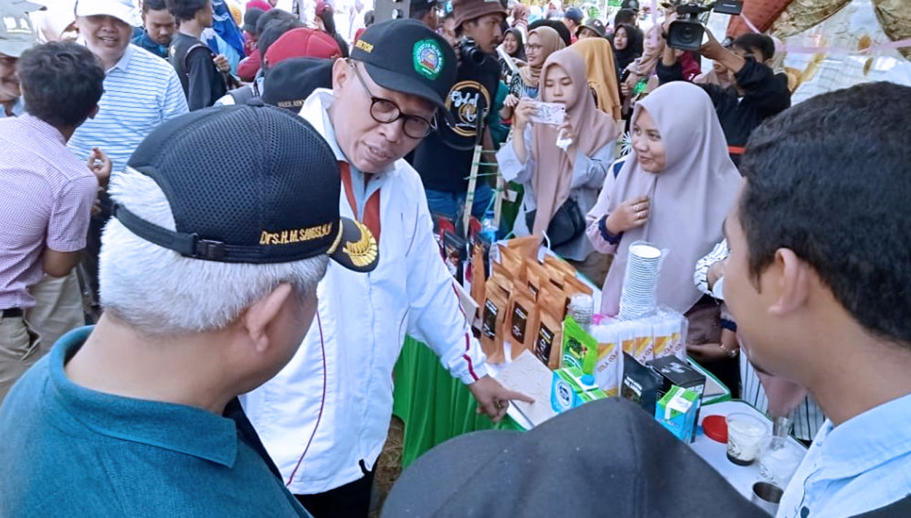 Rektor Unisma dan Plt. Bupati Malang mengunjungi salah satu stand pameran bazar peserta lomba.