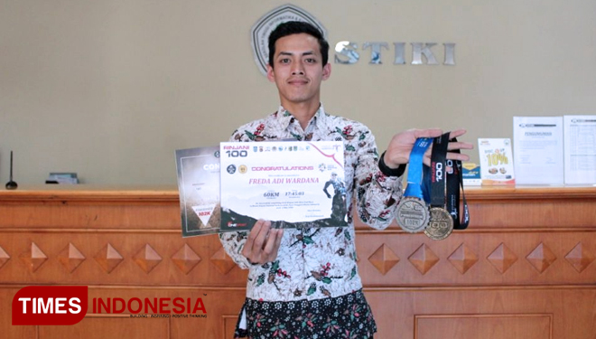 Mahasiswa STIKI Malang Freda Adi Wardhana tengah memamerkan berbagai penghargaan yang ia dapat sejak 2016. (FOTO: AJP TIMES Indonesia)