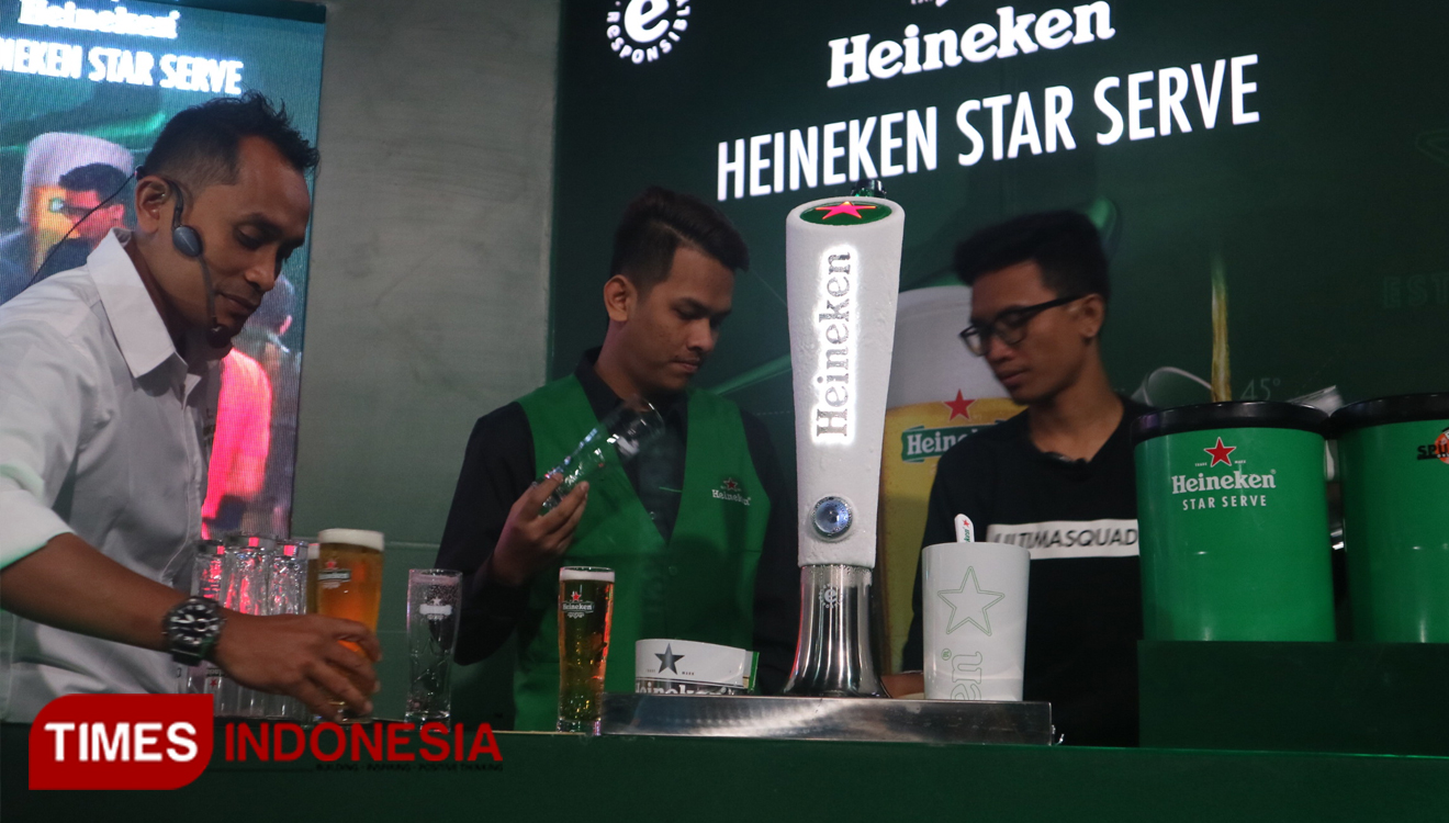 Para bartender adu teknik penyajian draught beer Heineken dalam kompetisi Star Serve 2019 di Fore Play Club, Surabaya, Selasa (27/8/2019).(Foto : Lely Yuana/TIMES Indonesia)