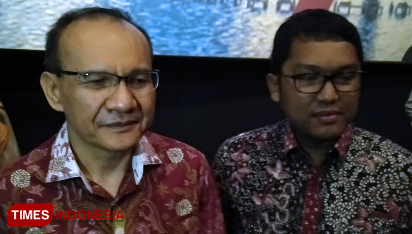 Ketua Satgas Waspada Investasi (SWI) Tongam Lumban Tobing (kiri) dan Kepala OJK Jember Azilsyah Noerdin saat diwawancarainm wartawan terkait fintech ilegal, Selasa (27/8/2019). (foto: Dody Bayu Prasetyo/TIMES Indonesia)