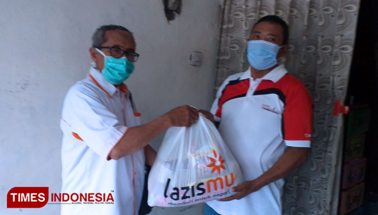 Lazismu dan Aisyiyah Surabaya ketika menyerahkan bantuan kepada Penderita TB. (FOTO: Lazismu/TIMES Indonesia)