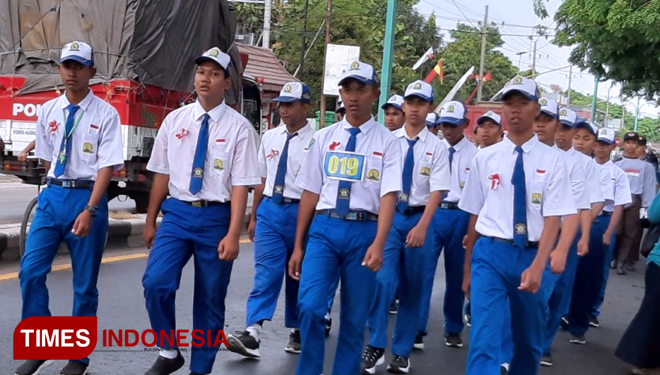 Salah satu regu dari SMPIT ikuti lomba gerak jalan yang digelar Pemkot Pasuruan. (FOTO: AJP TIMES Indonesia)