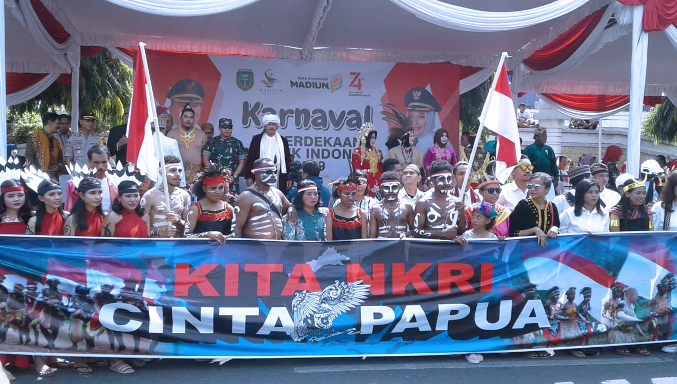 Warga Papua di Madiun mendeklarasikan Kita NKRI Cinta Papua bersamaan dengan kehadiran karnaval kemerdekaan di Kota Madiun. (Foto: Ito Wahyu Utomo/TIMES Indonesia)