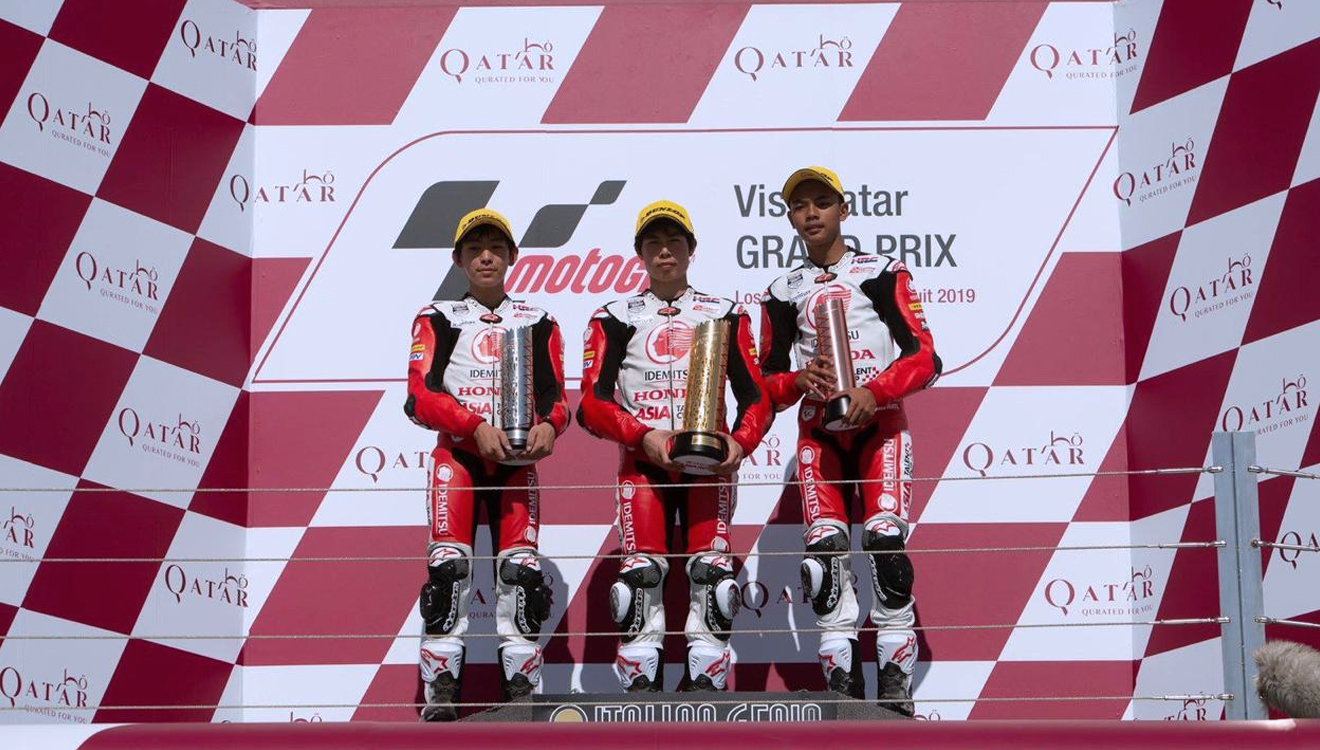 Mohammad Adenanta Putra (Kanan) saat memegang piala perunggu podium ke tiga di seri pertama Asia Talent Cup di sirkuit Losail Qatar 8-10 Maret 2019. (foto: Mohammad Adenanta Putra for TIMES Indonesia)