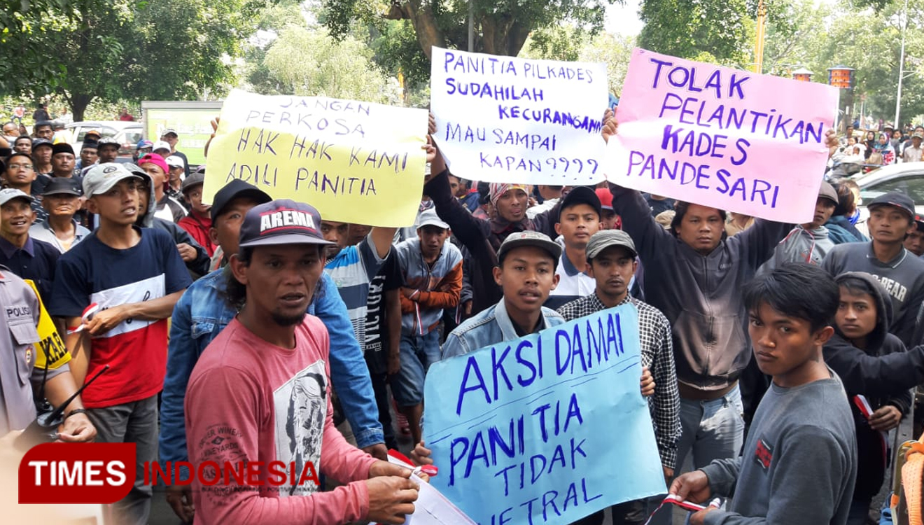 Masyarakat Desa Pandesari saat menggelar demo Pilkades (foto : Binar Gumilang / TIMES Indonesia)