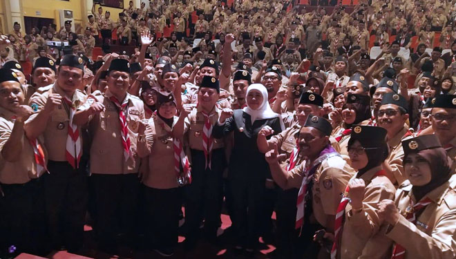 Gubernur Jawa Timur Khofifah Indar Parawangsa saat berfoto bersama para Pelatih Pembina Pramuka di Gedung Kesenian Cak Durasim, Kota Surabaya, Rabu (28/8/2019). (FOTO: Kwarda Pramuka Jatim for TIMES Indonesia)