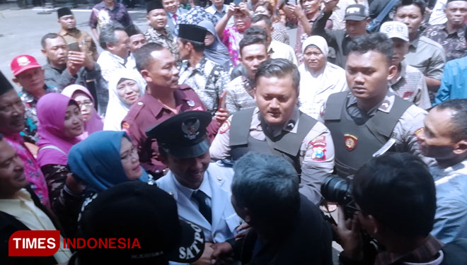 Usai Pelantikan, Sejumlah Warga Hantarkan Dua Kades ke Mobil Tahanan