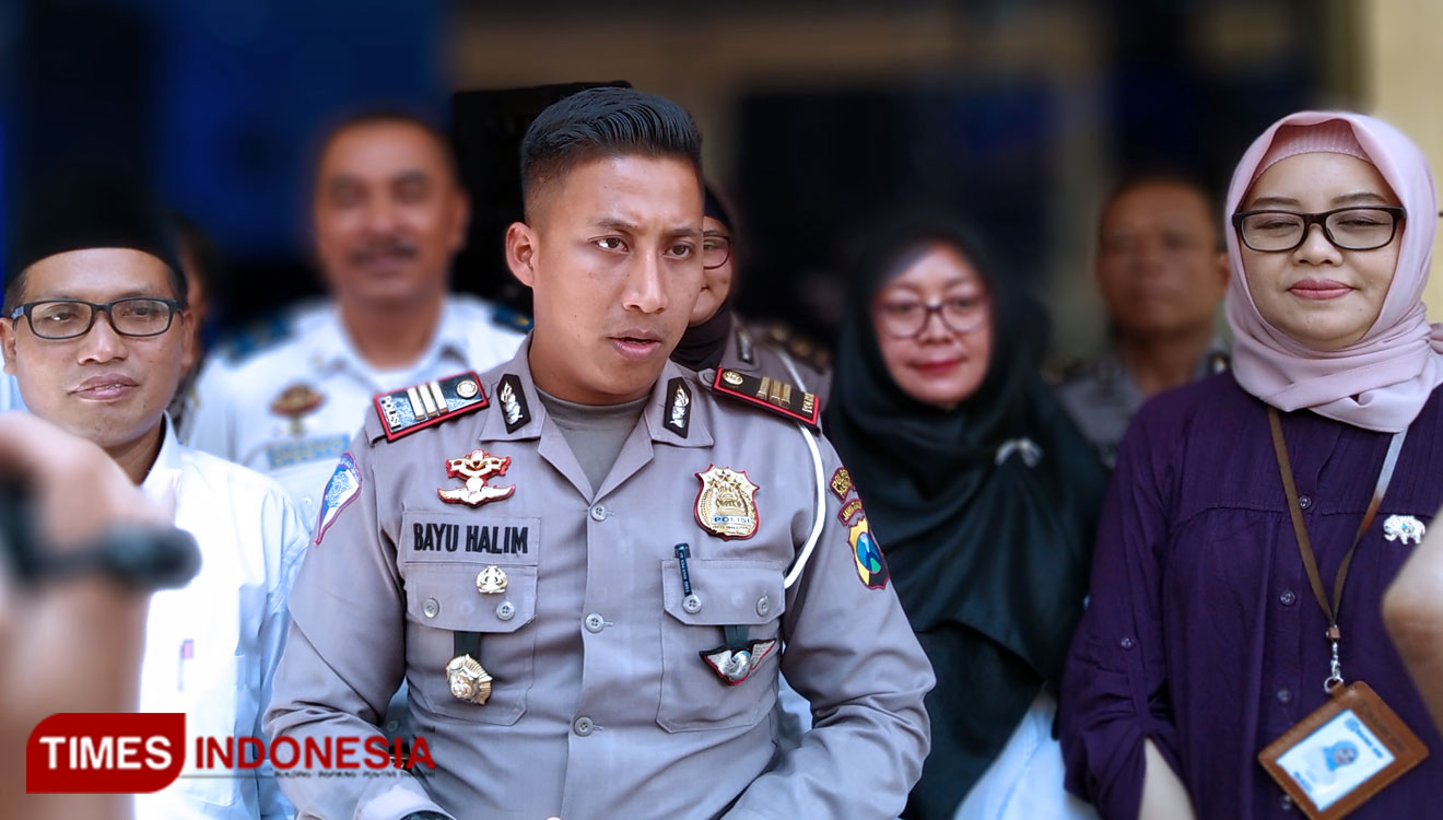 Kasatlantas Polres Pasuruan AKP Bayu Halim Nugroho saat memberikan keterangan usai rakor Operasi Patuh (FOTO: Robert/TIMES Indonesia)