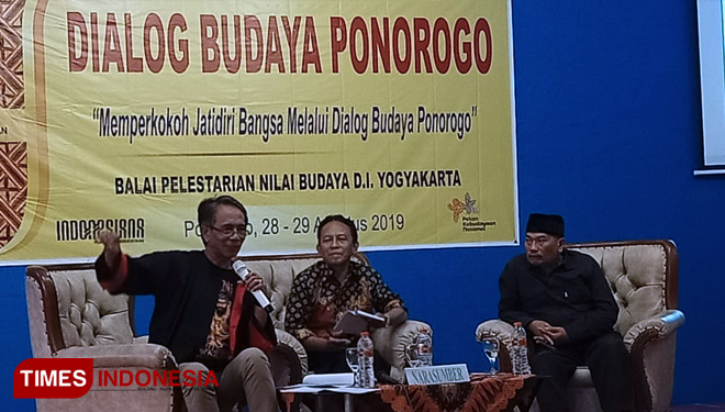 Lono Lastoro Simatupang dalam Dialog Budaya Ponorogo. (FOTO: Marhaban/ TIMES Indonesia)