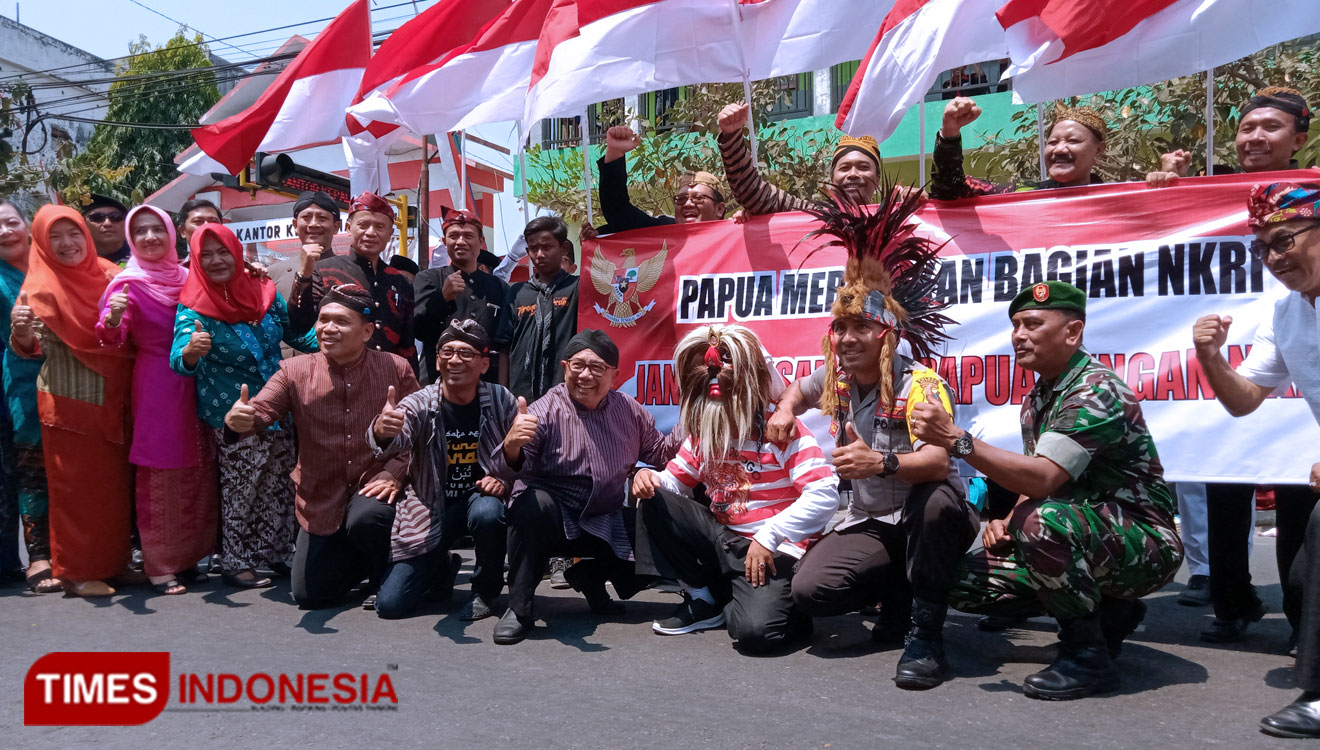 Bupati Blitar foto bersama Forkopimda dan peserta Pawai pembangunan Kecamatan Wlingi Kabupaten Blitar, Kamis (29/8/2019). (Foto: Sholeh /TIMES Indonesia)