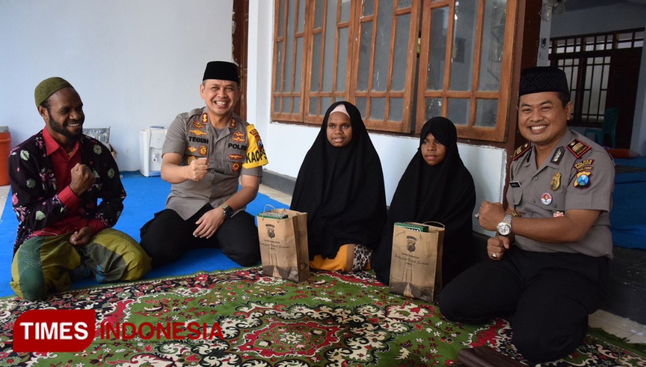 Kapolres Pamekasan, AKBP Teguh Wibowo (nomor dua dari kiri) saat berdialog dengan santri asal Papua yang mondok di Ponpes Darul Ulum Banyuanyar Barat, Kabupaten Pamekasan.(Foto: Akhmad Syafi'i/TIMES Indonesia)