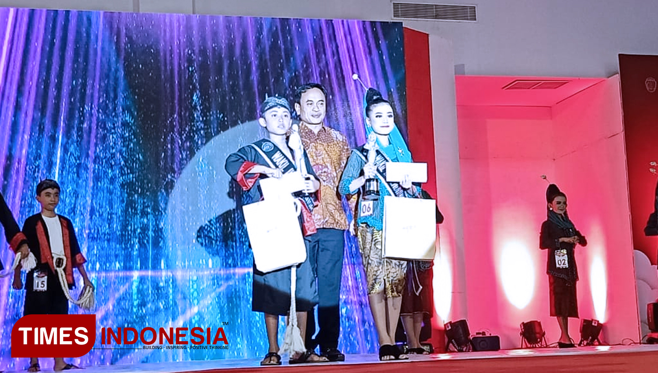 Wakil bupati Ponorogo menyerahkan tropy kepada pemenang Thole dan Genduk Ponorogo 2019. (Foto Marhaban/TIMES Indonesia)