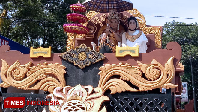 Peserta pawai seni budaya saat memvisualisasikan Kejayaan kerjaan tempo dulu. (foto : Aditya Candra/TIMES Indonesia)