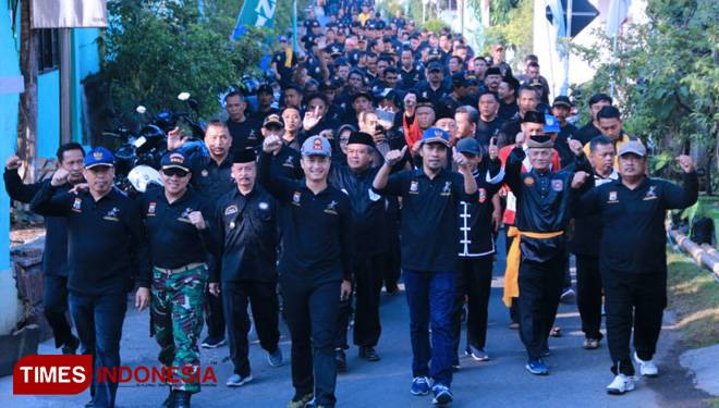 Forpimda Kabupaten Madiun bersama ketua dan ribuan anggota pesilat melaksanakan jalan sehat menunjukkan kebersamaan. (FOTO: Humas Polres Madiun/TIMES Indonesia)