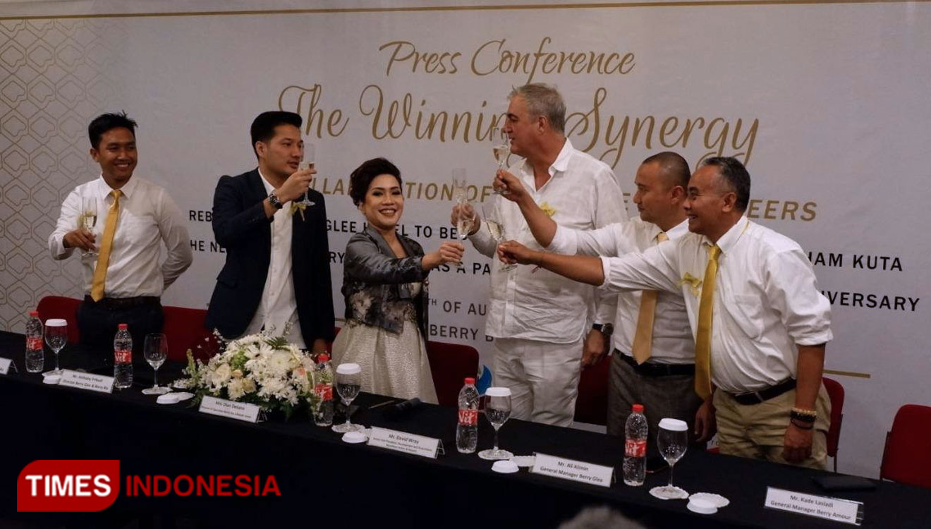Celebrating the fifth anniversary of Berry Biz Hotel (Photo: Imadudin M/Times Indonesia)