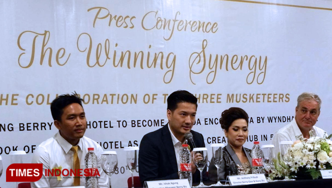 Konferensi pers HUT ke-5 Berry Biz Hotel. (Foto: Imadudin M/Times Indonesia)