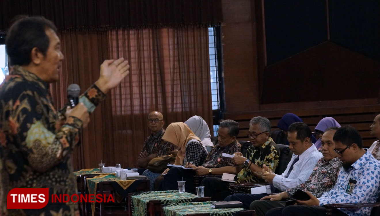 Wakil Ketua KPK Saut Situmorang saat mengisi kuliah umum di Unej, Jumat (30/8/2019). (foto: Humas Unej for TIMES Indonesia)
