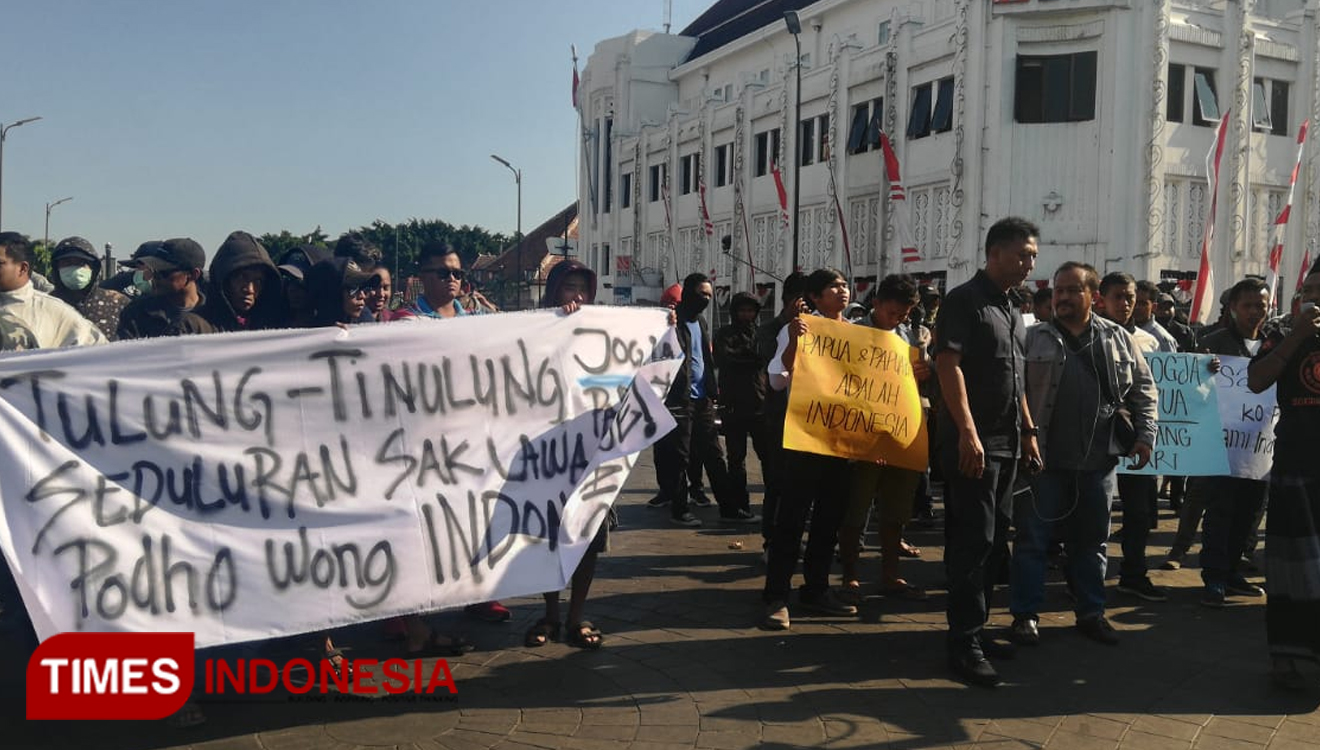 Warga Yogyakarta Gelar Aksi Solidaritas Papua Di Titik Nol Kilometer ...