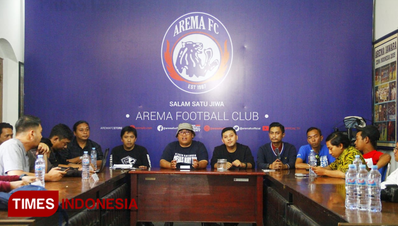 Kolaborasi Arema FC bersama D'kross melauching anthem terbaru D'kross dengan mengundi judul yg sudah dikirimkan Aremania sebelumnya. (Tria Adha/TIMES Indonesia)