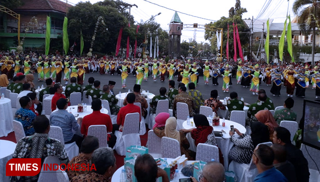 Festival Jaran Bodhag dalam rangka Semipro 2019 di Jl Panglima Sudirman Kota Probolinggo (FOTO: Iqbal/TIMES Indonesia)
