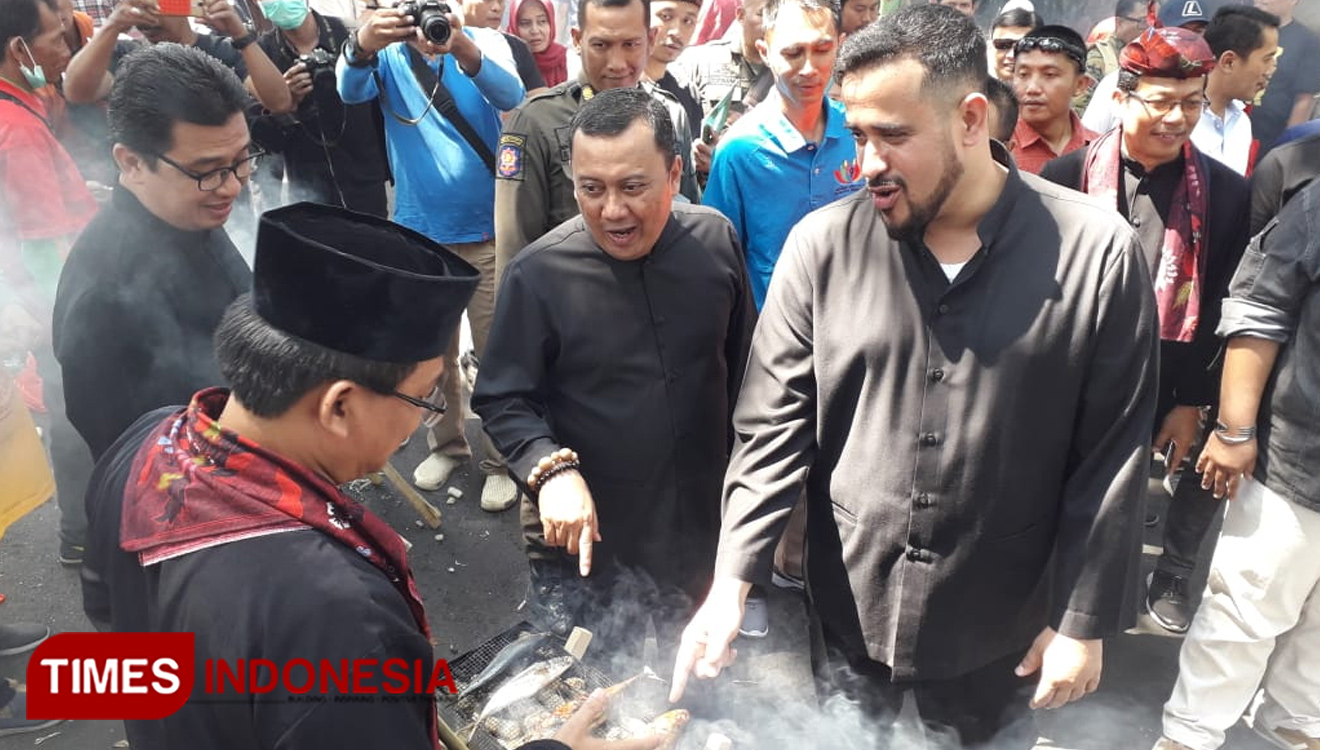 Wali Kota Probolinggo, Habib Hadi Zainal Abidin bersama Wawali, Soufis Subri meninjau Festival Ikan Asap (foto: Iqbal/TIMES Indonesia)