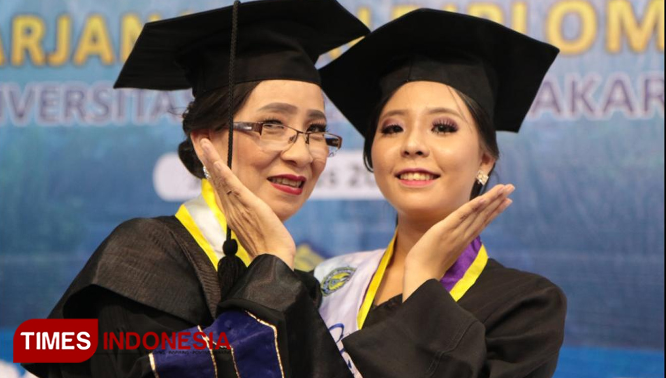 Patricia (kiri) wisudawan Pascasarjana Pendidikan Luar Biasa UNY mengikuti prosesi wisuda bersama putrinya, Maria Clara Yubilea, anak berkebutuhan khusus. Keduanya lulus dengan predikat Cumlaud, Sabtu (31/8/209). (FOTO: Istimewa/TIMES Indonesia)