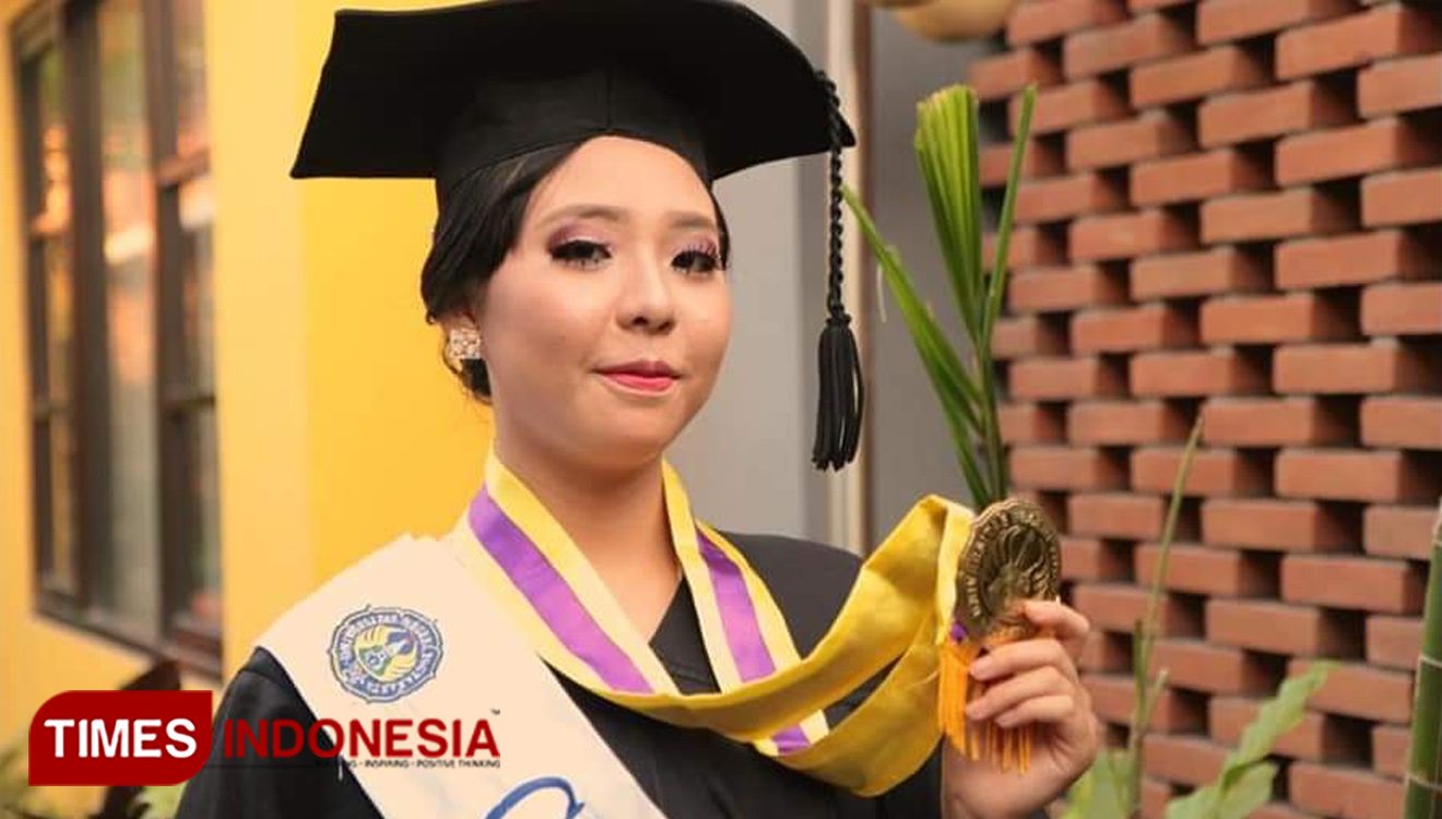 Maria Clara Yubilea (Lala), mahasiswi Pendidikan Bahasa Jerman 2015 UNY dinobatkan sebagai wisudawan termuda UNY, Sabtu (31/8/2019). (FOTO: Istimewa/TIMES Indonesia)