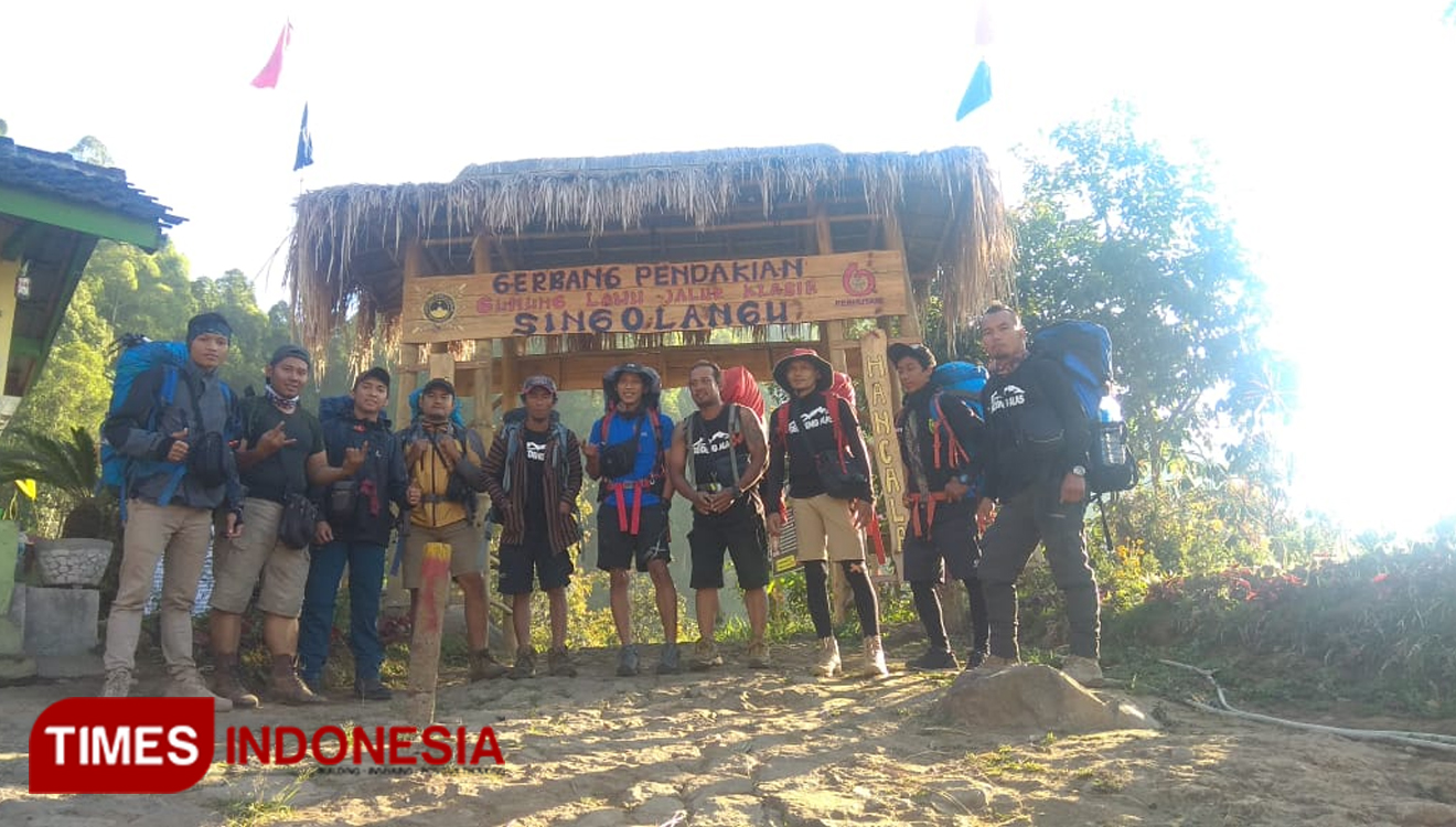 Sejumlah pendaki Gunung Lawu saat berada di pintu gerbang jalur pendakian Singolangu, Magetan, Jatim. (Foto: Pengelola Singolangu for TIMES Indonesia)
