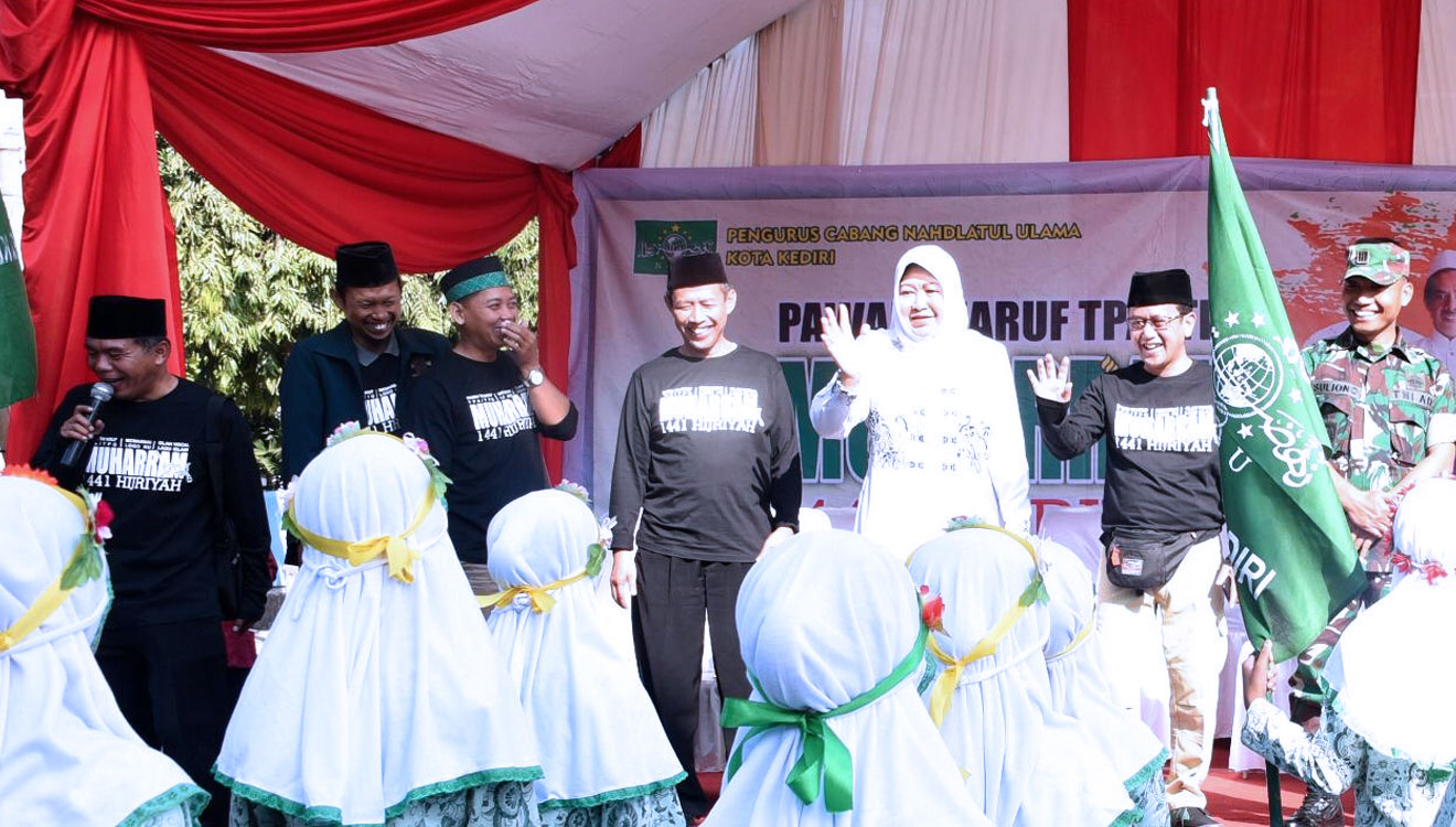 Wakil Wali Kota Kediri Lilik Muhibah dan ketua PCNU Kota Kediri menyapa peserta pawai taaruf. (foto: Istimewa)