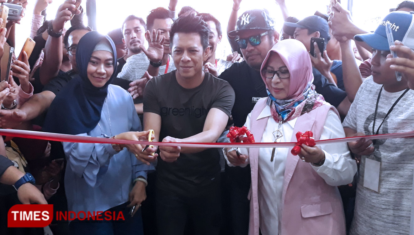 Ariel Noah berkunjung ke Banyuwangi dalam rangka mengajak Generasi Milenial Banyuwangi untuk mencintai produk dalam Negeri. (Foto : Roghib Mabrur/TIMES Indonesia)