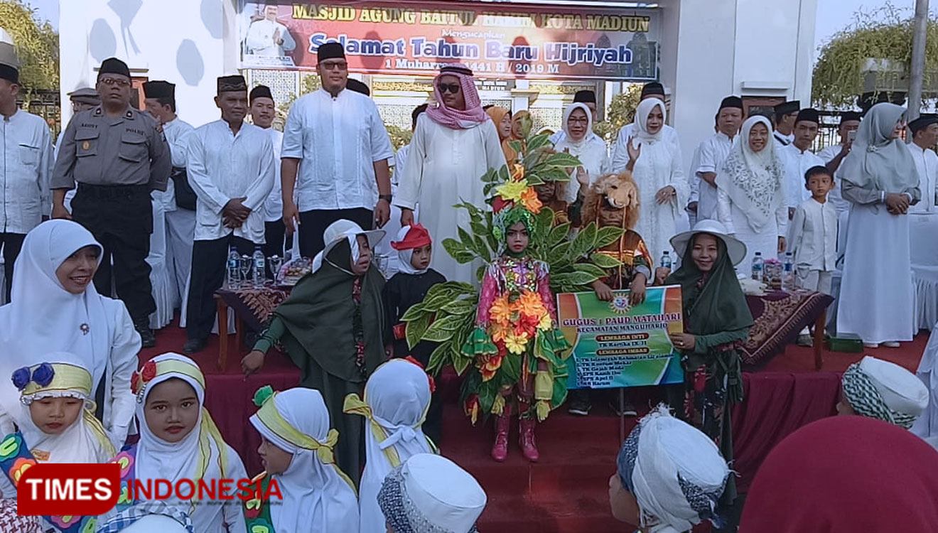 Wali Kota Madiun H Maidi mengenakan surban bersama peserta pawai ta'aruf menyambut 1 Muharam. (Foto: Ito Wahyu Utomo/TIMES Indonesia)