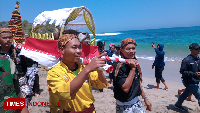 Larung Sesaji Pantai Tambakrejo Amazing Blitar Wujud Syukur