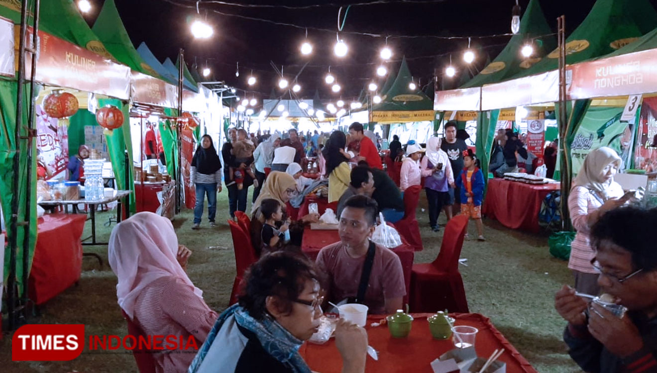 Stand kuliner di Semipro 2019 yang dipusatkan di Stadion Bayuangga, Kota Probolinggo (Foto: Damar/TIMES Indonesia)