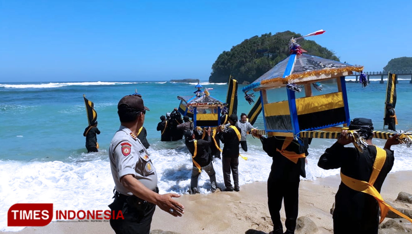 Peringati 1 Suro Masyarakat Desa Srigonco Larung Sesaji Di