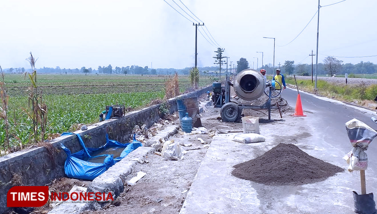 Pekerja melakukan  pelebaran jalan di Kecamatan Sumobito. (FOTO: Moh Ramli/TIMES Indonesia)