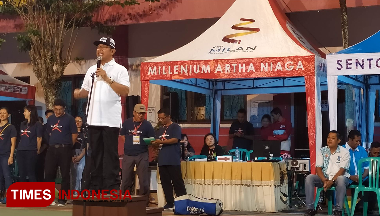 Kepala dinas pendidikan Banyuwangi, Sulihtiyono, saat membuka Kejuaraan Bola Basket Aletheia Cup II. (Foto: Erwin Wahyudi/TIMES Indonesia).
