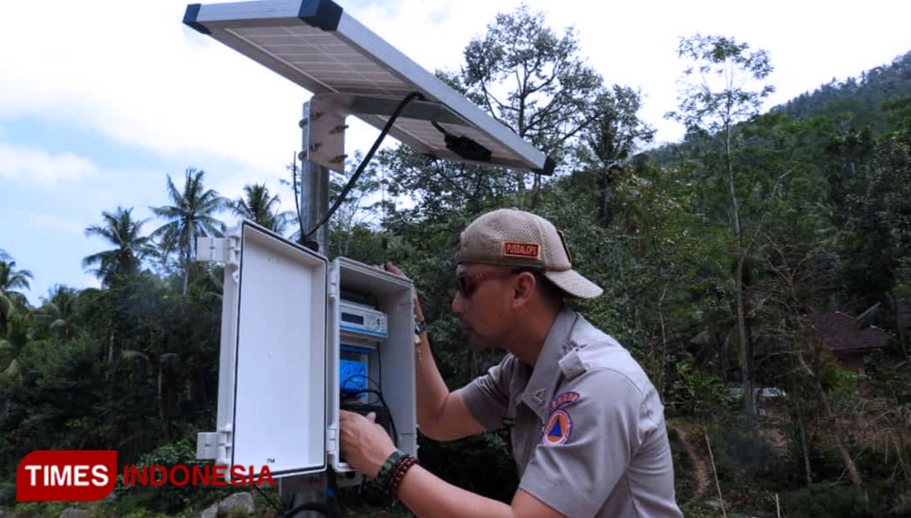 Kasi Pencegahan BPBD Kabupaten Malang, Sadono Irawan saat memasang sensor EWS. (Foto : Binar Gumilang/TIMES Indonesia)