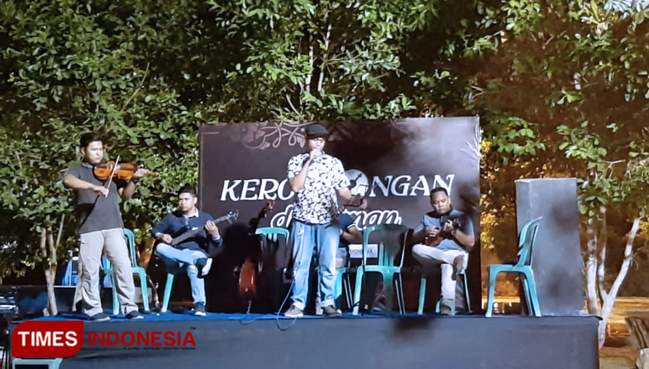 Penampilan grup musik Sukoroncong menghibur warga yang singgah di Taman Ngegong Kota Madiun. (Foto: Ito Wahyu Utomo/TIMESIndonesia)
